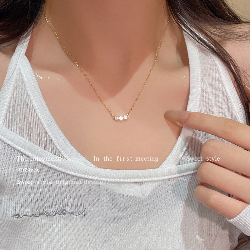 Geometric Single Row Zircon Lock Necklace for Women - Minimalist Gold Pendant Collarbone Chain