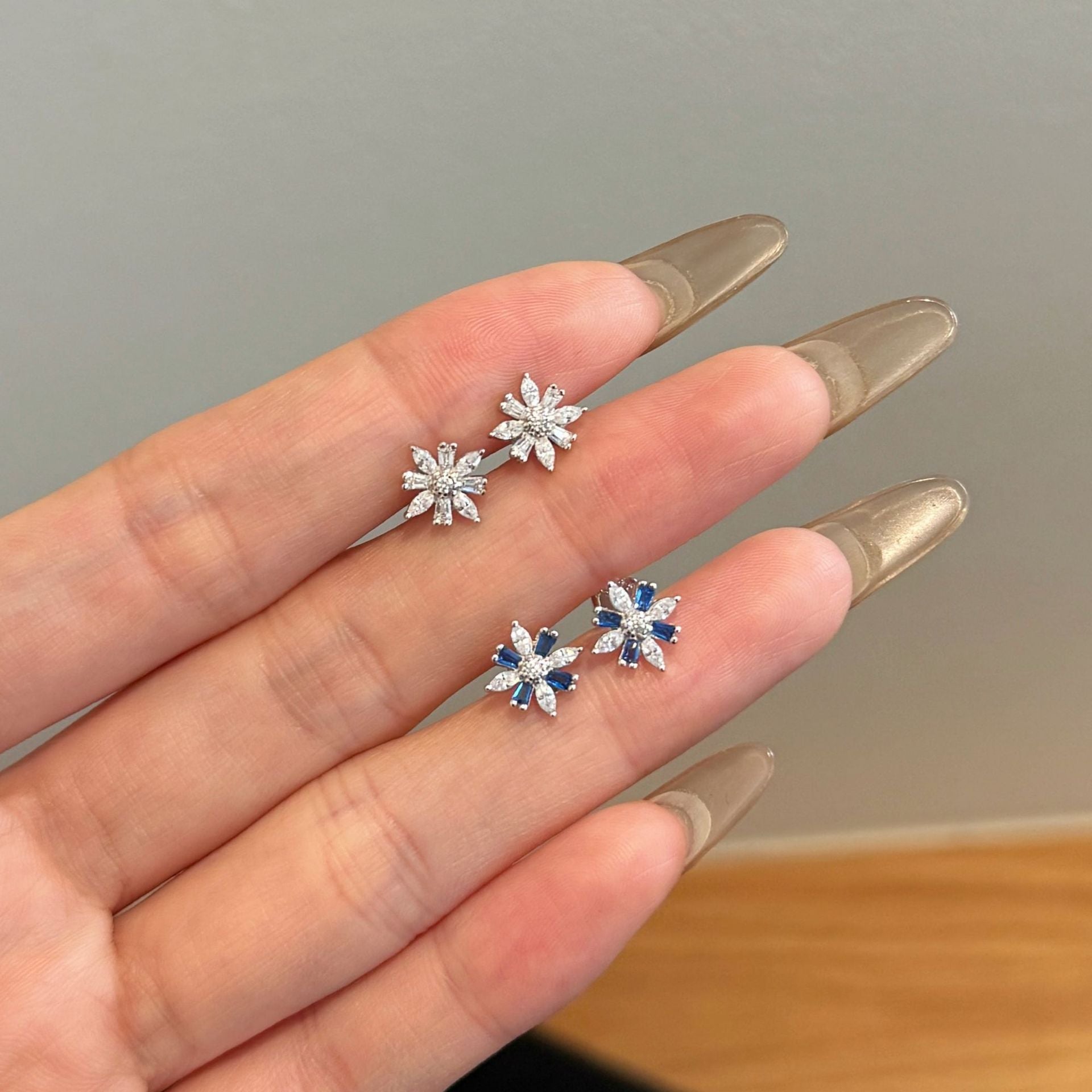 Modern Beautiful CZ Snowflake 925 Sterling Silver Stud Earrings