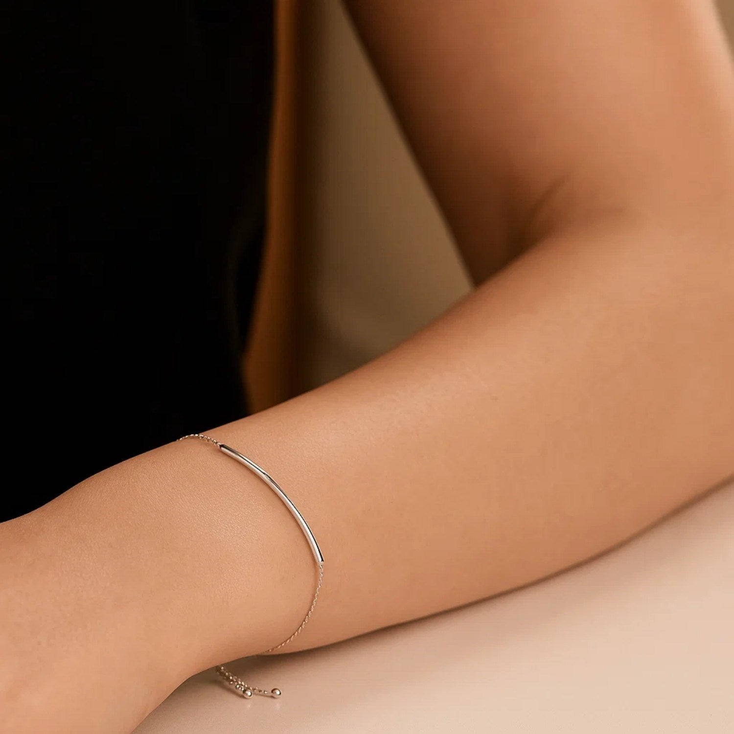 14k White Gold Smooth Curved Bar Lariat Design Bracelet (1.00 mm)