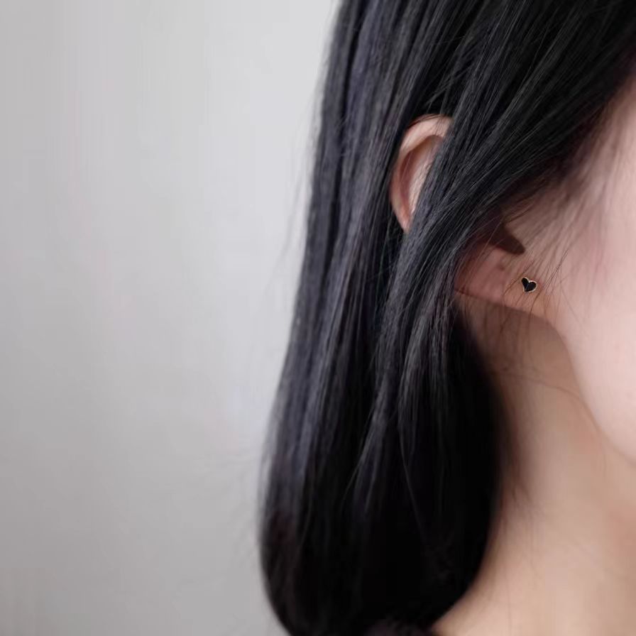 S999 pure silver plated 16K gold black enamel heart-shaped earrings, niche design, mini cute earrings