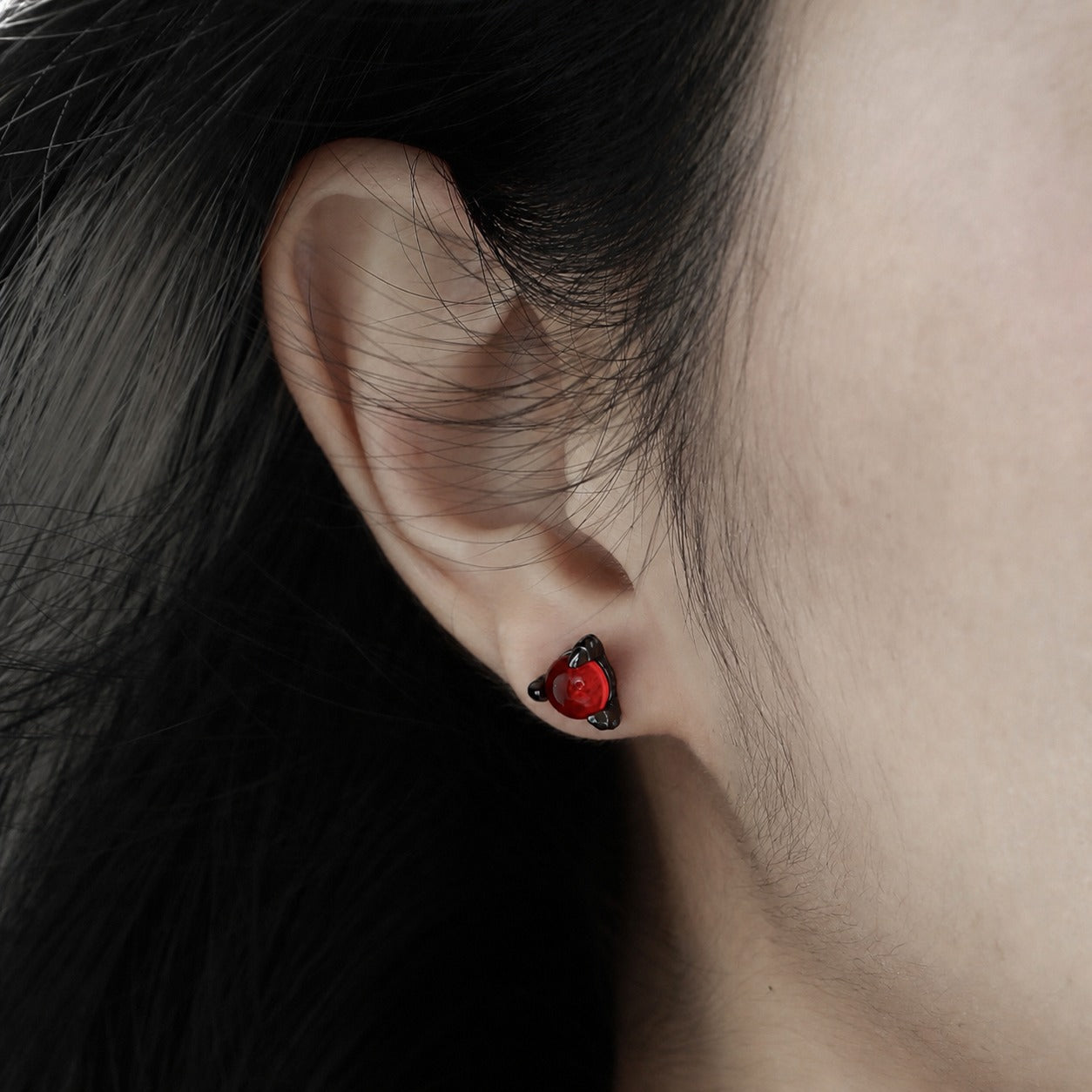 Red Round Glass Stone 925 Sterling Silver Miniature Elegant and Stylish Dragon Claw Stud Earrings