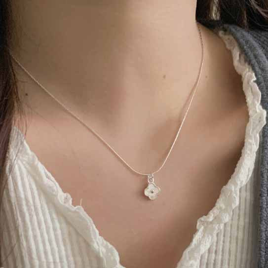 Women Beautiful White of Shell Four Leaf Clover Sterling Silver Necklace