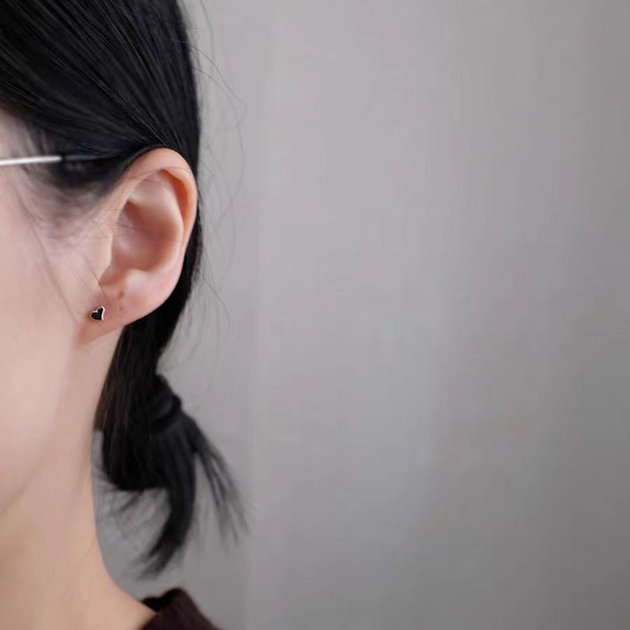 S999 pure silver plated 16K gold black enamel heart-shaped earrings, niche design, mini cute earrings