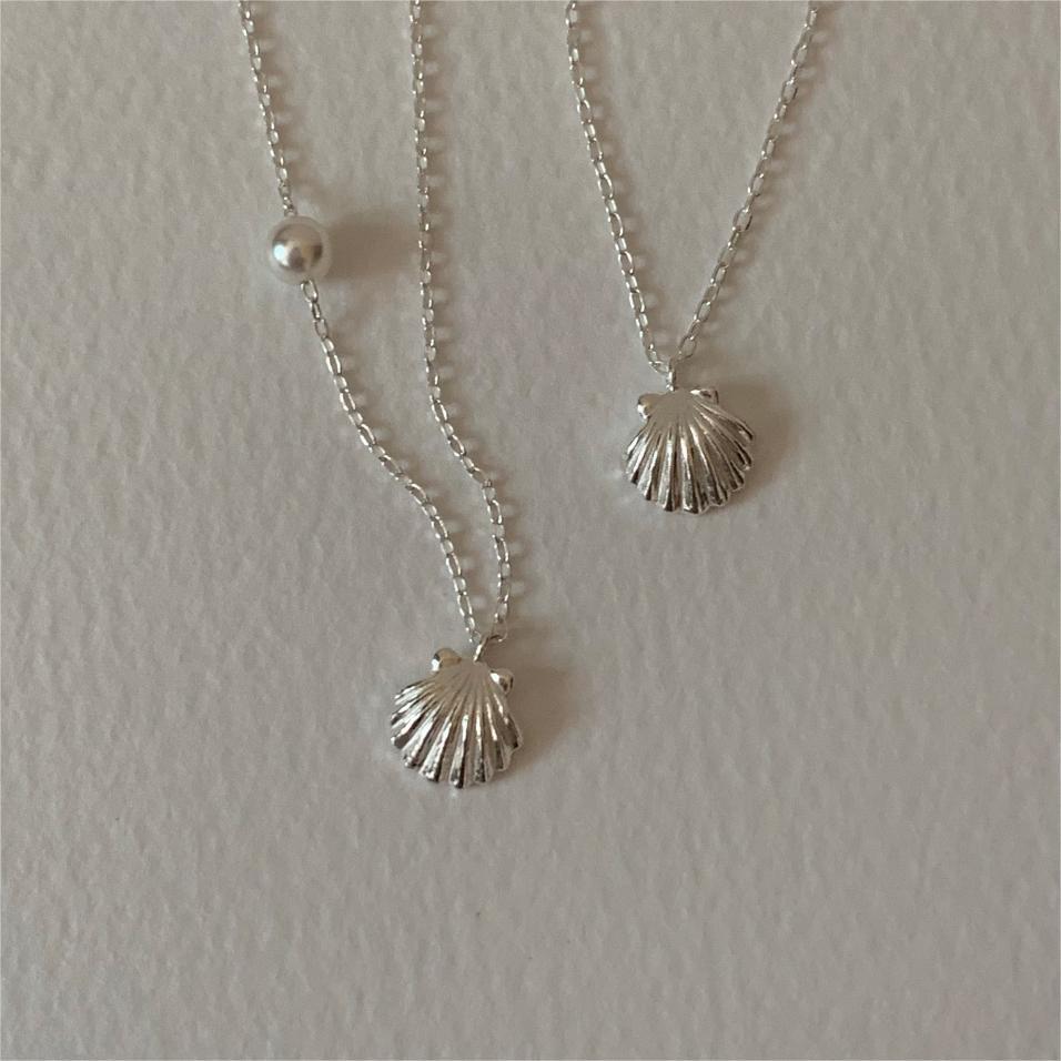 Elegant Shell Pendant Necklace with Freshwater Pearl on Snake Chain 925 Sterling Silver Simple Korean Style for Women Casual and Party Wear