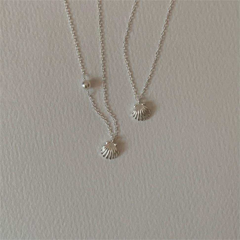 Elegant Shell Pendant Necklace with Freshwater Pearl on Snake Chain 925 Sterling Silver Simple Korean Style for Women Casual and Party Wear